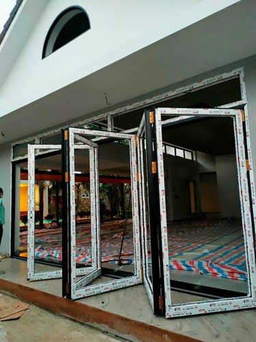 Nhôm kính Hiền Vinh lắp đặt cửa Maxpro