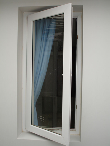 Mẫu cửa sổ mở quay màu trắng sữa phù hợp với không gian khiêm tốn