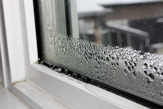 Ngưng tụ hơi nước trên kính khá khó vệ sinh và kém thẩm mỹ