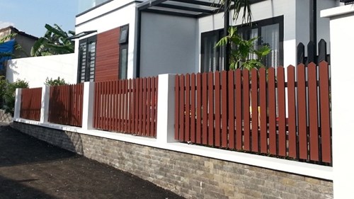 Hàng rào nhà ở thiết kế theo phong cách hiện đại với các thanh nhựa gỗ dọc