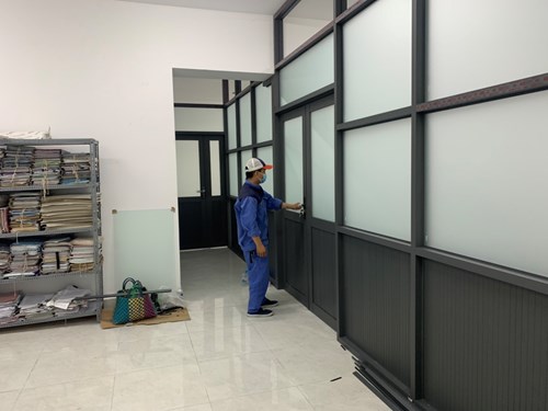 Kỹ thuật viên hoàn thiện việc kiểm tra trước khi bàn giao khách hàng