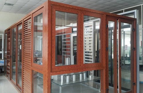 Cửa nhôm giả gỗ kết hợp kính an toàn, đẹp mắt, sang trọng