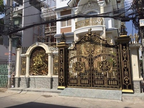 Cổng nhôm đúc màu đen huyền bí