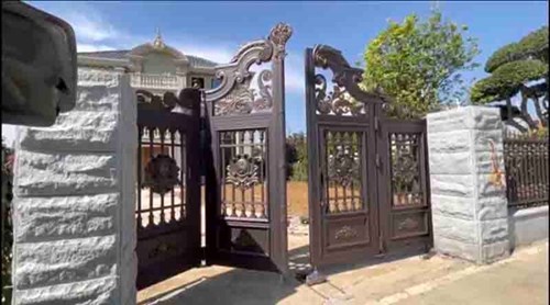 Mẫu cổng 4 cánh kết hợp với hàng rào nhôm đúc