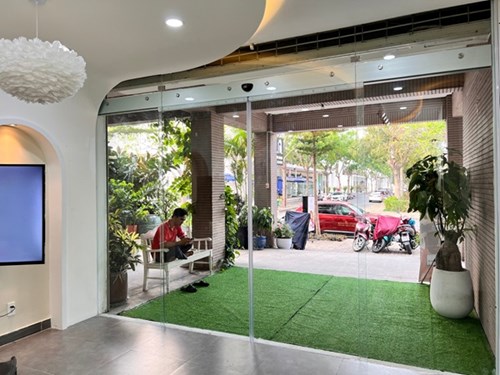 Cửa trượt tự động sẽ giúp người sử động ra vào một cách linh hoạt mà không cần dùng tay mở
