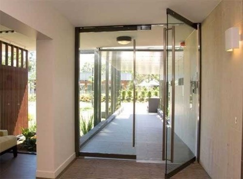 Mẫu cửa đi kính bản lề lắp đặt cho lối đi tại văn phòng công ty
