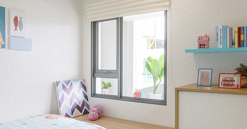 Cửa sổ 3 cánh mở hất trong phòng ngủ.