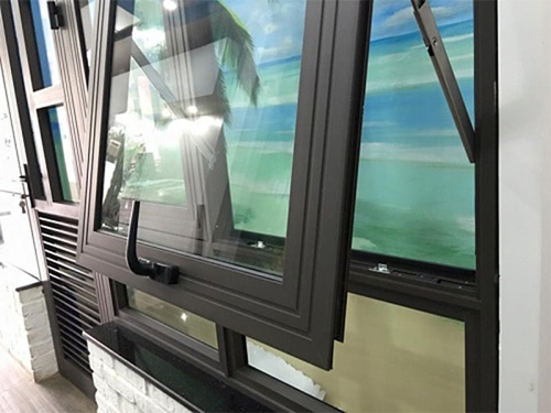 Cửa sổ nhôm Xingfa 1 cánh màu ghi xám được nhiều người ưa chuộng