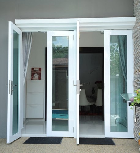 Kính cường lực làm cửa.