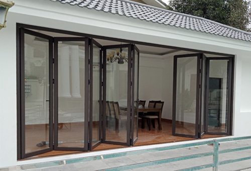Mẫu cửa kính cường lực nâu cà phê sang trọng