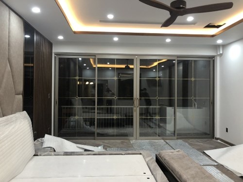 Mẫu cửa đi nhôm Xingfa lùa 4 cánh thực tế do Hividoor cung cấp và lắp đặt