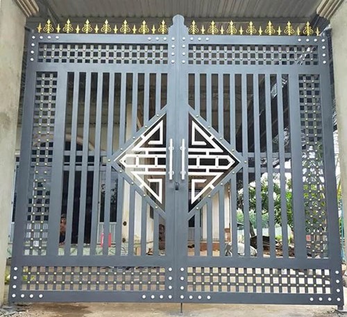 Cửa sắt được sơn phủ bóng, dễ lau chùi và vệ sinh