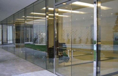 Mẫu cửa kính bản lề sàn cho showroom trưng bày sản phẩm