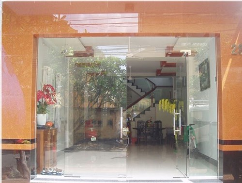 Mẫu cửa kính bản lề sàn dùng làm cửa đi chính tại nhà phố