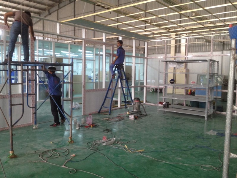 Hiền Vinh đang thi công vách kính cho khách hàng