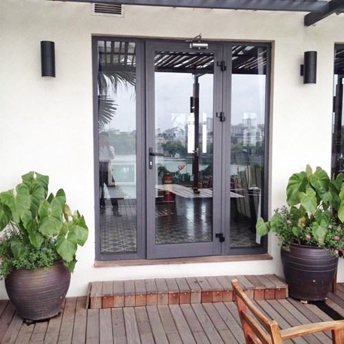 Mẫu cửa đi 1 cánh nhôm Xingfa mở trượt thi công thực tế