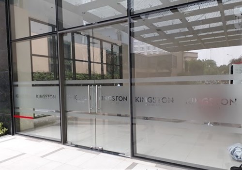 Mẫu cửa kính cường lực bản lề sàn lắp đặt làm cửa đi chính cho công ty
