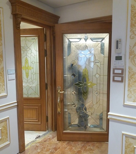 Mẫu cửa nhôm phòng ngủ kính ghép hoa nghệ thuật