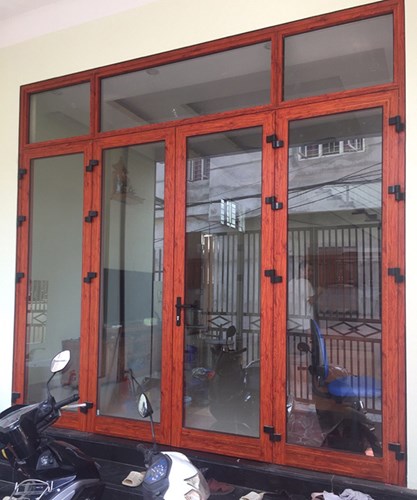 Cửa nhôm Xingfa vân gỗ kết hợp với kính cường lực