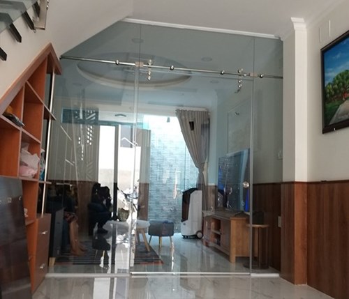 Mẫu cửa kính ray treo inox phòng khách