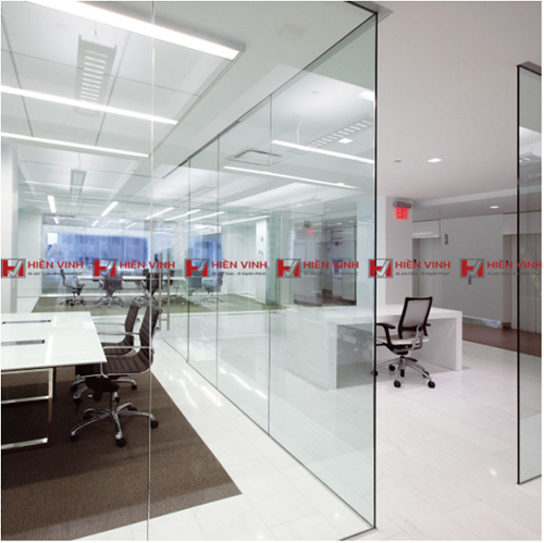 Cửa kính giúp kiến tạo không gian sang trọng, hiện đại cho văn phòng