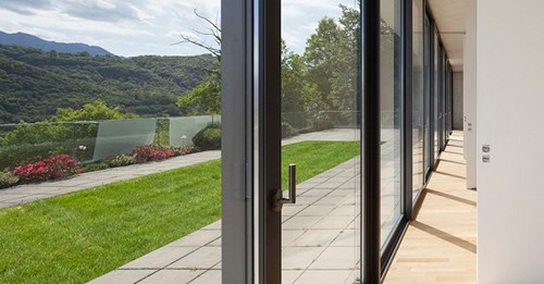 Cửa kính cường lực giúp hấp thụ tối đa ánh sáng tự nhiên và cách âm tốt hơn