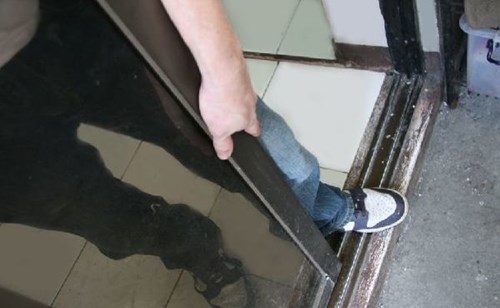Cửa nhôm mở trượt bị kẹt là do gặp vật cản trên thanh ray