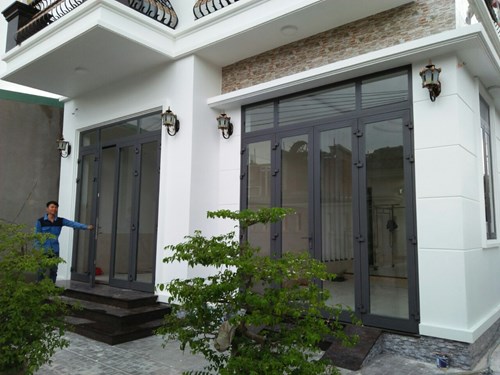 Thi công thực tế cửa nhôm Xingfa tại Thủ Dầu Một do Hividoor thực hiện