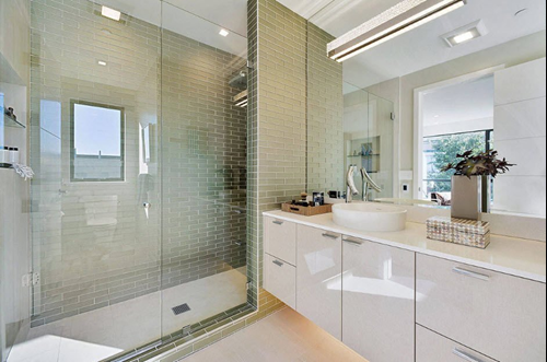 Vách kính cường lực cửa lùa phù hợp với không gian phòng tắm hiện đại