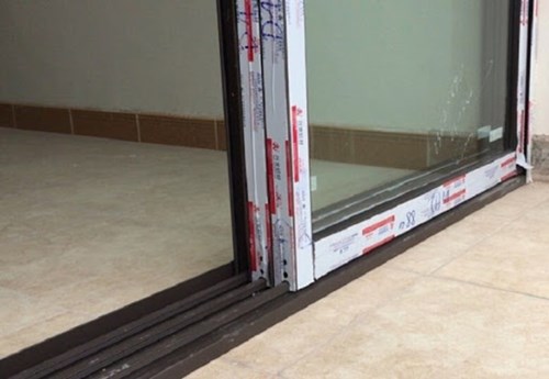 Bánh xe sử dụng quá lâu bị bào mòn nên cửa bị kẹt