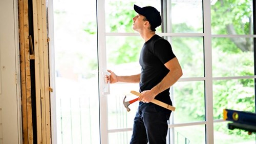 Đơn vị thi công tiến hành khảo sát công trình trước khi tiến hành sửa chữa