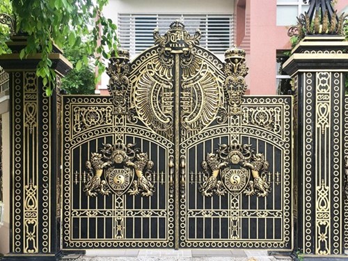Cổng Phù điêu Buckingham thể hiện sự sang trọng cho căn nhà