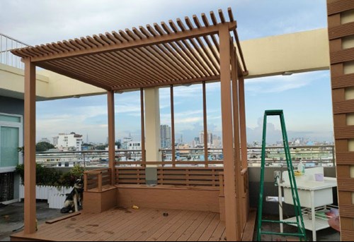 Lan can kết hợp giàn lam gỗ nhựa ở sân thượng