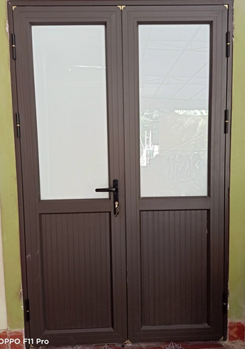 Mẫu cửa nhôm kính mờ phổ biến và đơn giản.