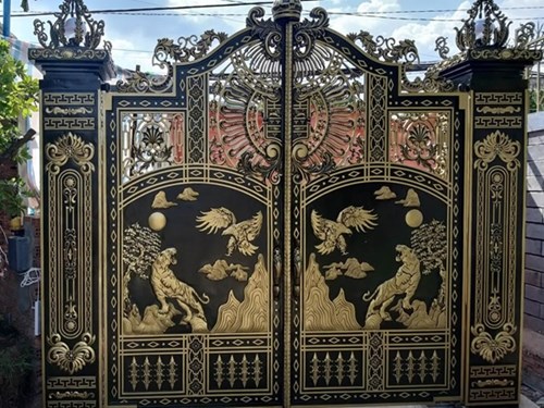 Cổng hổ và đại bàng thể hiện sự sang trọng của căn nhà