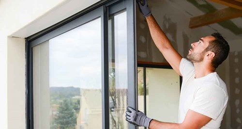 Khi gioăng cao su bị hỏng, nên sửa cửa sớm tại nhà hoặc những cơ sở uy tín