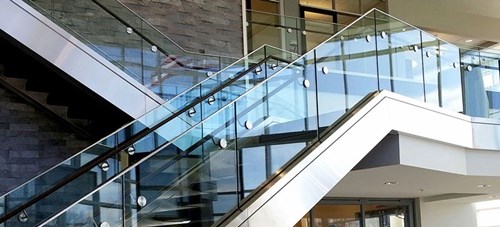 Vì sao nên chọn kính cường lực được nhiều lựa chọn làm lan can?
