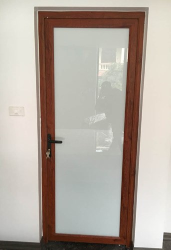 Mẫu cửa nhôm Xingfa vân gỗ thường được lắp đặt cho phòng ngủ
