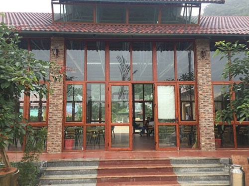 Cửa nhôm kính vân gỗ nhiều khung đẹp mắt