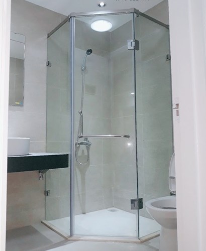 Mẫu vách ngăn kính cường lực vát góc