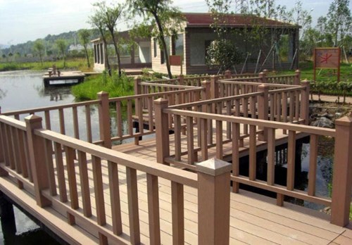 Mẫu lan can gỗ nhựa ngoài trời composite thiết kế đơn giản tạo lối đi trong sân vườn