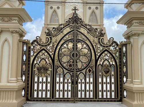 Cổng nhà thờ dành cho những tín đồ của tôn giáo