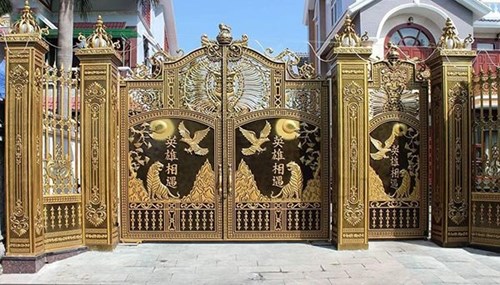 Cổng 4 cánh màu vàng đồng sang trọng