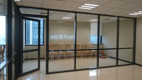 Mẫu cửa kính cường lực đen khỏe khoắn