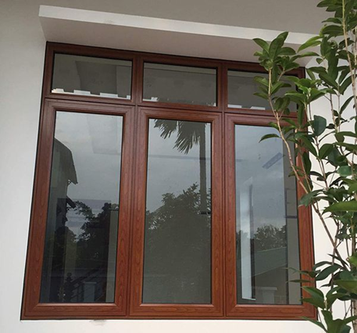 Mẫu cửa sổ 3 cánh Xingfa màu vân gỗ hiện đại