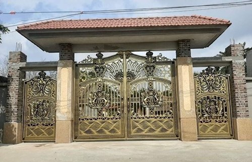 Mẫu cổng nhôm mang màu vàng đồng sang trọng