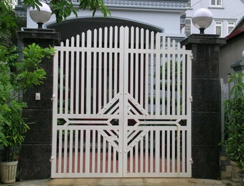 Chi phí cửa sắt của Nhôm Kính Hiền Vinh vô cùng cạnh tranh