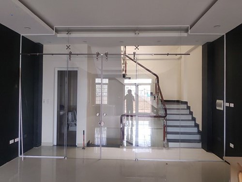 Mẫu cửa kính mở lùa khu cầu thang