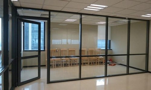 Vách kính nhôm cố định gồm thanh nhôm, kính, hệ gioăng và một vài phụ kiện đi kèm khác