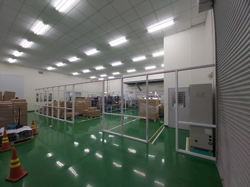 Thi công vách kính tại xưởng khách hàng
